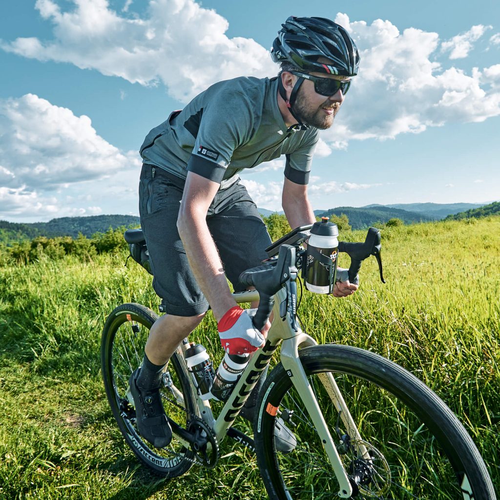 Fahrradfahrer fährt mit Gravel Bike durch Felder