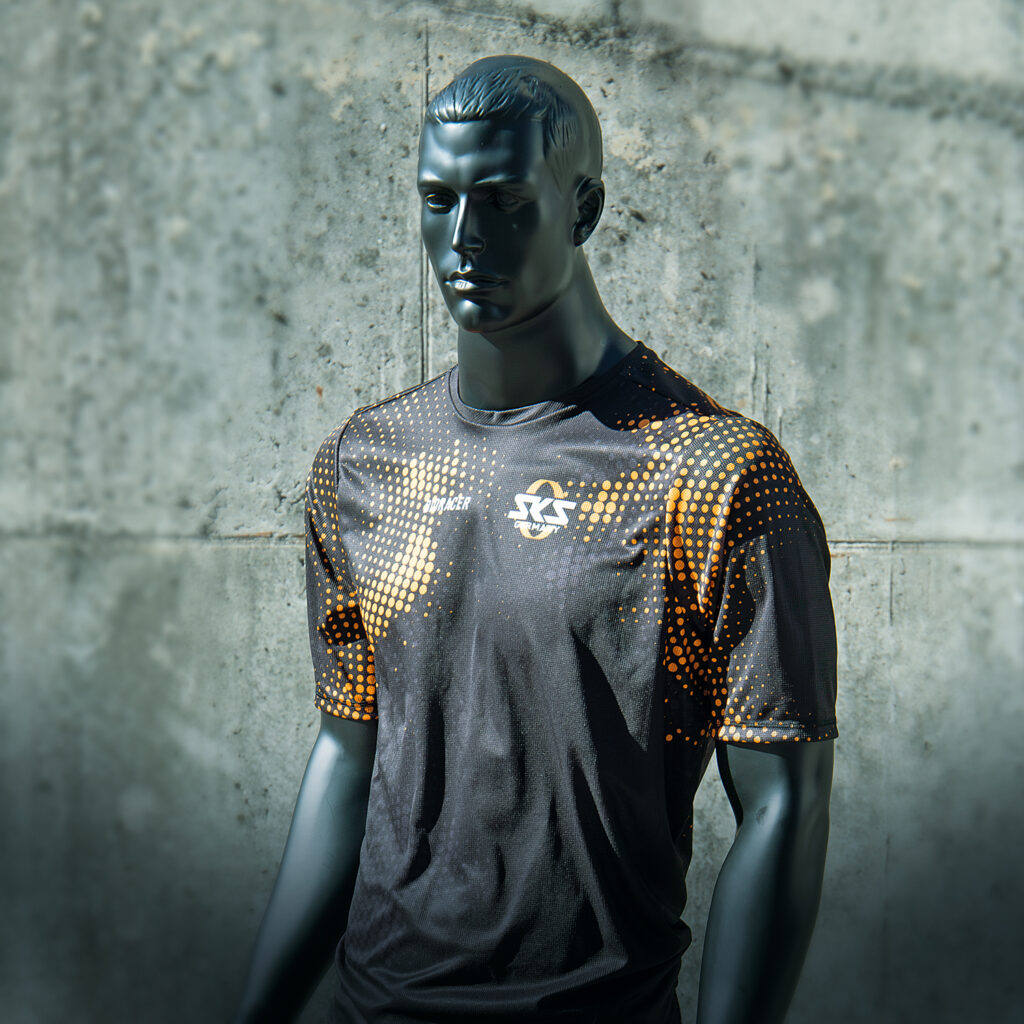 Schaufensterpuppe mit SKS MTB-Shirt steht vor einer Mauer